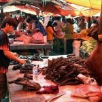 Chợ dơi giữa dịch nCoV Một tiệm bán dơi nướng trong chợ Tomohon. Ảnh: sensaos/Flickr.