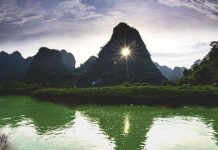 Chiêm ngưỡng ‘mắt thần’ núi Chiêm ngưỡng mắt thần núi - Ảnh 1.