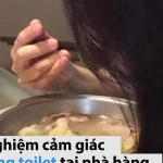 Nhà hàng chủ đề toilet TitleNơi thức ăn được đặt trong... bồn cầu