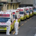 Dừng đưa khách du lịch đến vùng có dịch Covid-19 tại Hàn Quốc Xe cứu thương chở bệnh nhân nhiễm Covid-19 đến một bệnh viện ở P.Daegu, Hàn Quốc /// Ảnh Reuters