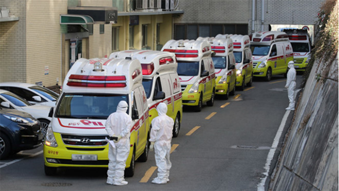Xe cứu thương chở bệnh nhân nhiễm Covid-19 đến một bệnh viện ở P.Daegu, Hàn Quốc /// Ảnh Reuters