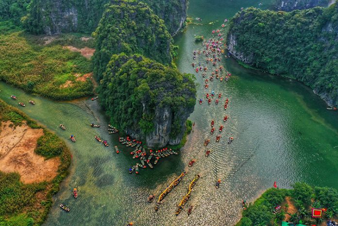 Hàng trăm chiếc thuyền rước rồng trên sông ở Ninh Bình vào lễ hội Tràng An. Ảnh: Ngọc Thành.