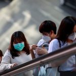 Cách bảo vệ bản thân khi du lịch trong mùa dịch Covid-19 Người dân tự bảo vệ mình bằng nhiều biện pháp trong mùa dịch Covid-19