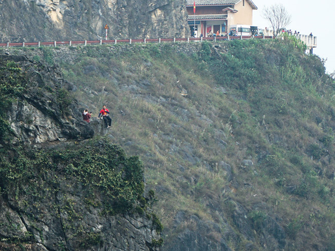 Lạnh người đứng trên mỏm đá 'tử thần' ở Mã Pí Lèng để chụp ảnh check-in - ảnh 1