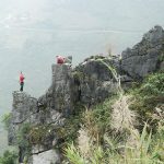 Lạnh người đứng trên mỏm đá ‘tử thần’ ở Mã Pí Lèng để chụp ảnh check-in Để có được bức hình độc, không ít bạn trẻ nguy hiểm cả tính mạng xé rào ra mỏm đá chụp hình /// Giang Ngọc