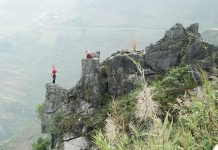 Lạnh người đứng trên mỏm đá ‘tử thần’ ở Mã Pí Lèng để chụp ảnh check-in Để có được bức hình độc, không ít bạn trẻ nguy hiểm cả tính mạng xé rào ra mỏm đá chụp hình /// Giang Ngọc