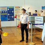 Hơn 480 du khách Trung Quốc được đưa về nước Nhân viên y tế của Trung tâm Kiểm dịch y tế quốc tế theo dõi thân nhiệt khách Trung Quốc qua máy tín