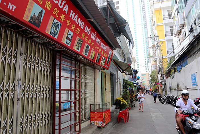 Nhiều cửa hàng thường phục vụ khách Trung Quốc vẫn đóng cửa sau Tết. Ảnh: Xuân Ngọc.