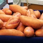 6 loại bánh mì lạ Bánh mì thanh long Giữa tháng 2/2020, bánh mì nóng quen thuộc của Việt Nam xuất hiện với phiên bản vị trái thanh long. Ông Kao Siêu Lực, chủ một thương hiệu bánh nổi tiếng ở TP HCM đã sáng tạo ra sản phẩm này, với mục đích giải cứu thanh long đang khó tiêu thụ do ảnh hưởng của dịch viêm phổi cấp (nCoV). Theo công thức ông Lực chia sẻ, bột làm bánh được nhào trộn cùng ruột thanh long đỏ nghiền nhuyễn, sau đó tạo hình và nướng như thông thường. Ổ bánh mì nay có vỏ ngoài và ruột ngả hồng, lấm tấm hạt đen, ăn có vị tươi mùi trái cây. Ổ bánh mì Việt Nam ảnh hưởng từ bánh mì baguette Pháp. Ảnh: Hiền Đức.