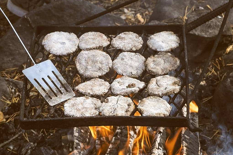 Bánh mì vỏ cây Chiếc bánh tên là Pettuleipä (tên tiếng Phần Lan), đã trải qua một chặng đường lịch sử lâu dài của người Scandinavia. Nhóm người bản địa Sámi ở phía bắc Scandinavia từ lâu đã sáng tạo ra cách biến vỏ cây thông và bạch dương làm thực phẩm chính. Đến nạn đói cuối thế kỷ 16, do thiếu ngũ cốc trầm trọng, các thợ bánh đã sử dụng bột mì nghiền từ vỏ cây khô tạo ra bánh mì để giải quyết nhu cầu lương thực cho người dân. Trong thế kỷ 20, chiếc bánh trở thành khẩu phần ăn phổ biến cho quân đội thời chiến tranh. Ổ bánh mì có vị đắng, xơ, thoảng mùi gỗ. Hiện nhiều thợ làm bánh mì vỏ cây ở các nước Bắc u vẫn làm theo công thức truyền thống và thêm một lượng nhỏ ngũ cốc để tăng dinh dưỡng và dễ ăn hơn. Ảnh: Paspah.