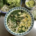 Món bún chế biến từ đồ ăn ‘thừa’ Một số nguyên liệu đã được giản lược, tô bún ở TP HCM hiện chỉ còn thịt gà, chả lụa, trứng tráng, nấm hương. Ảnh: Tâm Linh