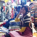 Phố Mã Lai ở Sài Gòn Các cô gái bán hàng sẵn sàng làm người mẫu thử khăn. Ảnh: Tâm Linh.