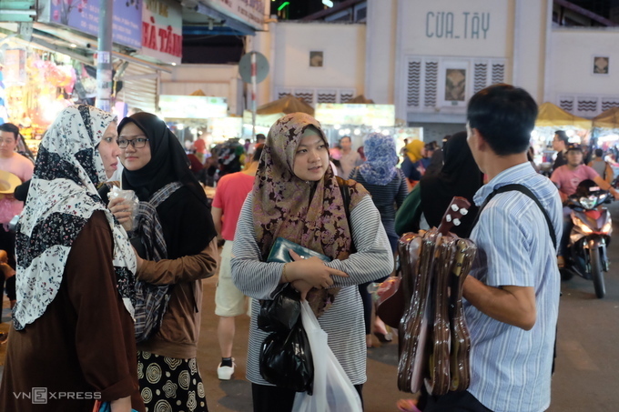 Saigon Halal street đặc trưng với những mái đầu choàng khăn. Ảnh: Dy Khoa.