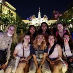 Khách quốc tế đến Việt Nam đông trở lại Nhóm du khách Mỹ cười tươi khi được hỏi về dịch bệnh. Ảnh: Tâm Linh