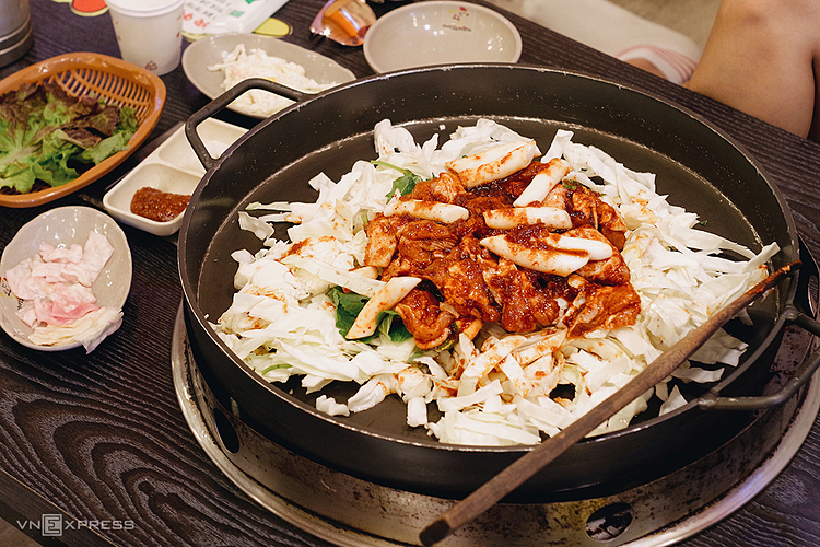 Gà là một món ăn phổ biến của Hàn Quốc cũng xuất hiện liên tục trên các biển nhà hàng. Ảnh: Tâm Linh.