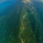 Một ngày khám phá vườn quốc gia Bạch Mã Sau khi đến cổng VQG Bạch Mã, bạn mua vé với giá 60.000 đồng một người lớn và 20.000 đồng mỗi trẻ em. Ngoài đi bộ, cách thuận tiện nhất di chuyển lên đỉnh núi là thuê một xe ô tô giá 900.000 đồng khứ hồi. Để tiết kiệm chi phí, bạn nên đi theo nhóm đông người, đặt tour trước ở Huế hoặc Đà Nẵng, hoặc đến cổng VQG sớm để xin ghép đoàn. Hành trình khám phá VQG Bạch Mã đi qua con đường uốn quanh thân núi, dài khoảng 20km.Những điểm du khách nên dừng chân trong hành trình khám phá vườn quốc gia Bạch Mã là Vọng Hải Đài, Ngũ Hồ, thác Đỗ Quyên, biệt thự Pháp cổ, làng Hobbit nhân tạo. Ảnh: Kelvin Long