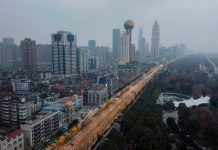 Thương chiến, bom nợ và dịch bệnh cùng bóp nghẹt kinh tế Trung Quốc Thuong chien, bom no va dich benh cung bop nghet kinh te Trung Quoc hinh anh 1 vuhan5.jpg