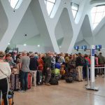 Du khách mắc kẹt khắp thế giới Covid-19 bùng phát ở châu Âu khiến nhiều quốc gia xiết chặt việc xuất, nhập cảnh, nhiều chuyến bay trên thế bị hoãn hủy. Ảnh: Spiegel.