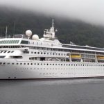 Du thuyền bị từ chối vì có ca nghi nhiễm nCoV Theo hồ sơ y tế mà thuyền trưởng của tàu cung cấp, 4 người Philippines, 2 người Anh và 2 người Mỹ. Họ đang được theo dõi y tế. Con tàu trước đó đã lênh đênh 14 ngày trên biển. Ảnh: Cruise mapper.