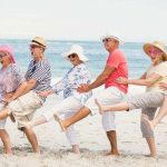 Bất lực ngăn bố mẹ du lịch giữa đại dịch Bất chấp dịch bệnh, vẫn nhiều du khách lớn tuổi tham gia các chuyến du lịch trên biển bằng du thuyền. Ảnh: Agingin place.