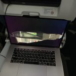 Tranh cãi vụ ngả ghế làm bể laptop Người ngồi hàng ghế 13A đã ngả lưng ghế, khiến máy tính 16inch của Pat bị hỏng. Ảnh: Twitter.