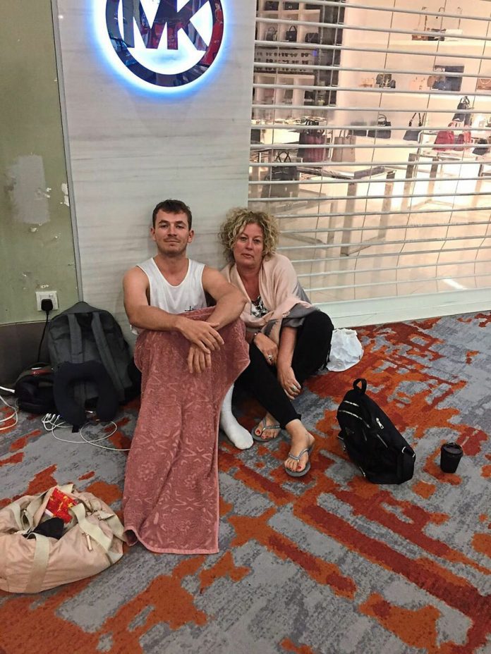 Barry và mẹ tại sân bay ở Kuala Lumpur. Họ bị mắc kẹt vì các chuyến bay đã đặt đều bị hủy. Ảnh: Liam Barry/Star.