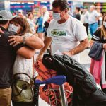 Bị trục xuất vì không chịu cách ly Hành khách đeo khẩu trang tại sân bay quốc tế Ezeiza của thủ đô Buenos Aires hôm 12/3 nhằm ngăn ngừa sự lây lan của virus. Ảnh: Ronaldo Schemidt/AFP.