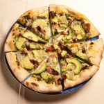 Nguồn gốc pizza California Với nhân là các loại rau, pizza California thường dùng loại rau tốt nhất theo mùa như cải xoăn, củ cải đường, súp lơ, bơ, quả sung... Ảnh: California Avocados/Flickr.