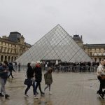 Đóng cửa bảo tàng đông khách nhất thế giới Du khách xếp hàng dài đứng đợi dưới mưa, rồi lại quay về vì bảo tàng không mở cửa vào sáng 1/3. Ảnh: AFP.