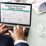 Khi nào nên mua bảo hiểm du lịch? Việc mua bảo hiểm cũng không khiến bạn tốn quá nhiều chi phí. Ảnh: Envato.