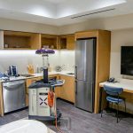 Doanh nghiệp du lịch tìm kế sống sót Robot đang dọn phòng trong khách sạn Westin Houston Medical Center. Ảnh: Westin Houston Medical Center/New York Times.