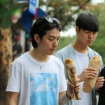 Du khách Hàn Quốc tấm tắc khen bánh mì Hà Nội quá ngon ChangYong Lee (giữa): Cũng vì tò mò xem món bánh mì Việt Nam của các bạn như thế nào, cũng như muốn kiểm chứng xem clip trên mạng xã hội nói về món ăn của các bạn có đúng tệ vậy không? Nhưng sau khi ăn thử thì tôi nghĩ bánh mì Việt Nam là món ăn rất ngon, thú vị mà rất rẻ. /// Giang Ngọc