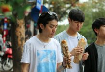 Du khách Hàn Quốc tấm tắc khen bánh mì Hà Nội quá ngon ChangYong Lee (giữa): Cũng vì tò mò xem món bánh mì Việt Nam của các bạn như thế nào, cũng như muốn kiểm chứng xem clip trên mạng xã hội nói về món ăn của các bạn có đúng tệ vậy không? Nhưng sau khi ăn thử thì tôi nghĩ bánh mì Việt Nam là món ăn rất ngon, thú vị mà rất rẻ. /// Giang Ngọc