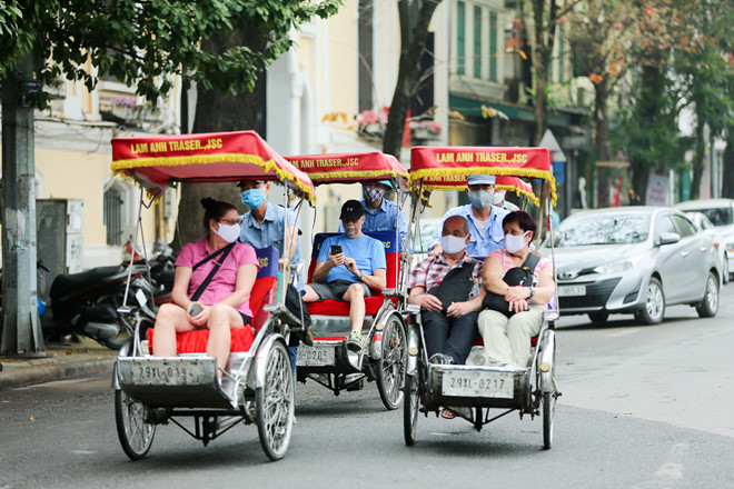 Khách Tây đến Hà Nội không đeo khẩu trang vì... sợ khó thở - ảnh 10