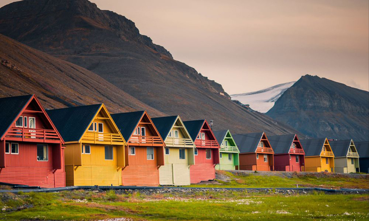 Điểm thu hút của thị trấn Bắc Cực này là những ngôi nhà đầy màu sắc và Bắc cực Quang. Ảnh: Kayak.