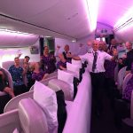 Lên khoang thương gia vì máy bay trống Các hành khách được mời lên khoang thương gia ngồi vì chuyến bay quá vắng. Ảnh: Twitter.