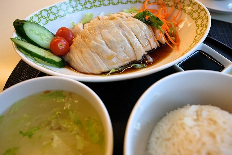 Cơm gà bổ dưỡng ăn kèm dưa chuột. Ảnh: Jun Seita/ Flickr.