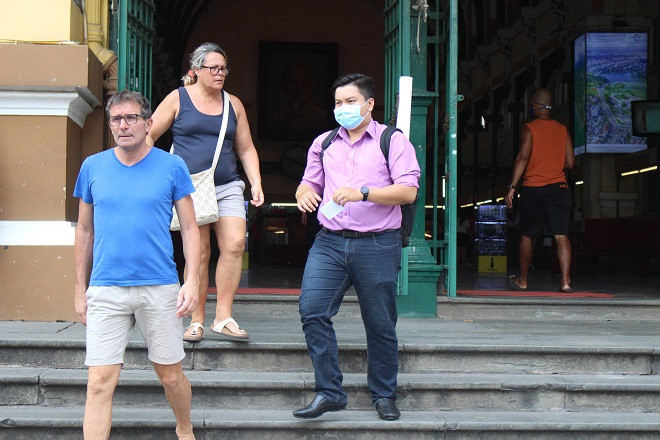 Dạo Sài Gòn, khách Tây hình như đã 'nhập gia' đeo khẩu trang phòng dịch Covid-19  - ảnh 13