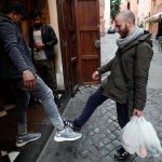 Chào nhau bằng chân và cách người Italy sống giữa dịch Covid-19 Chao nhau bang chan va cach nguoi Italy song giua dich Covid-19 hinh anh 1 1_1.jpg