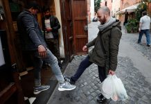 Chào nhau bằng chân và cách người Italy sống giữa dịch Covid-19 Chao nhau bang chan va cach nguoi Italy song giua dich Covid-19 hinh anh 1 1_1.jpg