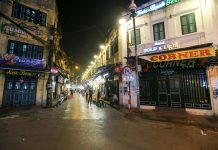 ‘Phố Tây’ mùa dịch Covid-19: Những dày bàn ghế trống không, người buồn hiu hắt Phố Tây Tạ Hiện vắng tanh màu Covid-19. /// Giang Ngọc