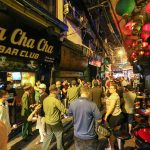 ‘Phố không ngủ’ ở ngã tư quốc tế đóng cửa phòng dịch Covid -19 Ngay từ tối 13.3, lực lượng chức năng phường Hàng Buồm đã tổ chức thông báo tới các hộ kinh doanh tại đây sẽ tạm đóng cửa không đón khách để tiến hành tiêu độc khử trùng cũng như hạn chế tụ tập đông người phòng tránh dịch Covid -19