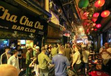 ‘Phố không ngủ’ ở ngã tư quốc tế đóng cửa phòng dịch Covid -19 Ngay từ tối 13.3, lực lượng chức năng phường Hàng Buồm đã tổ chức thông báo tới các hộ kinh doanh tại đây sẽ tạm đóng cửa không đón khách để tiến hành tiêu độc khử trùng cũng như hạn chế tụ tập đông người phòng tránh dịch Covid -19