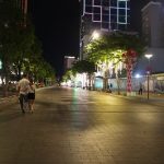 Trung tâm Thành phố thế nào trong đêm đầu lệnh ‘đóng cửa’ của Q.1 chống Covid-19 /// Ảnh: Lê Hồng Hạnh