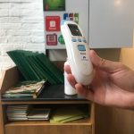 Quán xá trung tâm Sài Gòn đủ chiêu ‘bảo vệ’ khách trong mùa dịch Covid-19 Nhà hàng Wrap and Roll chuẩn bị sẵn máy đo nhiệt độ để đảm bảo an toàn khi đón khách. /// Trần Kim Anh