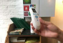 Quán xá trung tâm Sài Gòn đủ chiêu ‘bảo vệ’ khách trong mùa dịch Covid-19 Nhà hàng Wrap and Roll chuẩn bị sẵn máy đo nhiệt độ để đảm bảo an toàn khi đón khách. /// Trần Kim Anh