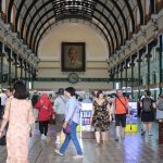 Nhiều điểm du lịch ở TP.HCM lại đông khách: Hướng dẫn viên mừng vì có việc Bưu điện trung tâm Sài Gòn sau một thời gian vắng vẻ thì hiện đã đông khách du lịch, nhất là buổi chiều từ 15-17 giờ