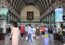 Nhiều điểm du lịch ở TP.HCM lại đông khách: Hướng dẫn viên mừng vì có việc Bưu điện trung tâm Sài Gòn sau một thời gian vắng vẻ thì hiện đã đông khách du lịch, nhất là buổi chiều từ 15-17 giờ