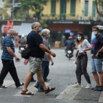 Khách Tây đến Hà Nội không đeo khẩu trang vì… sợ khó thở Từ ngày 16.3, Việt Nam yêu cầu công dân nước ngoài tại Việt Nam cũng như công dân Việt Nam thực hiện nghiêm việc đeo khẩu trang tại các nơi công cộng có tập trung đông người.