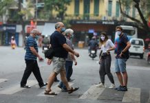 Khách Tây đến Hà Nội không đeo khẩu trang vì… sợ khó thở Từ ngày 16.3, Việt Nam yêu cầu công dân nước ngoài tại Việt Nam cũng như công dân Việt Nam thực hiện nghiêm việc đeo khẩu trang tại các nơi công cộng có tập trung đông người.